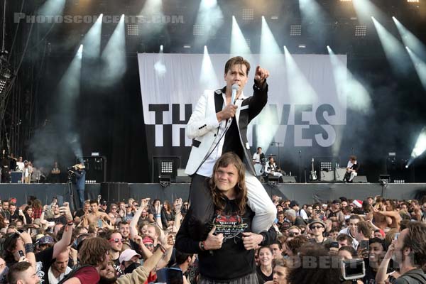 THE HIVES - 2018-06-17 - BRETIGNY-SUR-ORGE - Base Aerienne 217 - Main Stage - Per Almqvist - Niklas Almqvist - Arne Christian Jääskeläinen - Mikael Karlsson Åström